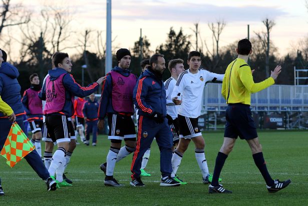 tanar-arbitru-confruntat-de-jucatori